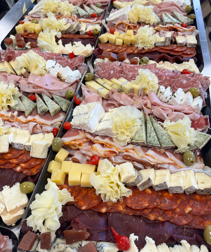 8 charcuteries · 9 fromages